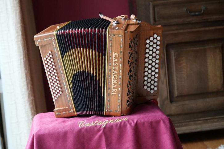 een prachtige houten Castagnari accordeon, Muziek en Instrumenten, Accordeons, Zo goed als nieuw, Knopaccordeon, 60-bas, Overige merken
