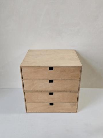 Petite commode à 2 ou 4 Tiroirs en bois de bouleau disponible aux enchères