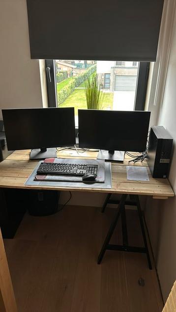 Te koop  dell met twee nieuwe schermen beschikbaar voor biedingen
