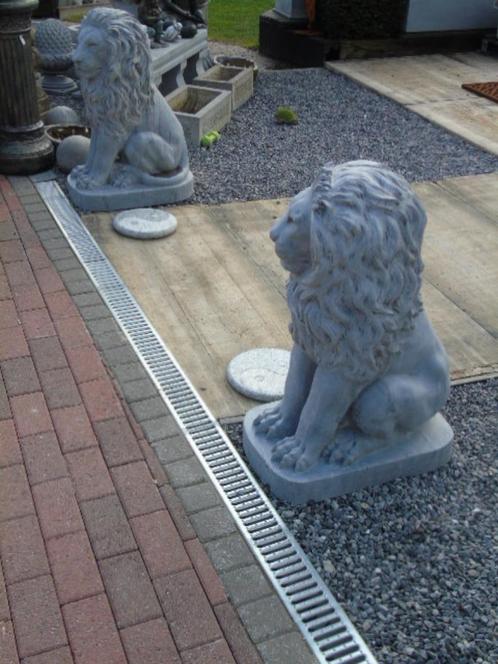 lion assis en pierre bleu la paire , G et D , haut 90 cm !, Jardin & Terrasse, Statues de jardin, Neuf, Animal, Pierre, Enlèvement ou Envoi