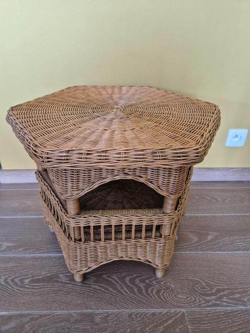 Functioneel retro knus bijzettafeltje in rotan, Huis en Inrichting, Tafels | Bijzettafels, Gebruikt, Overige vormen, 45 tot 60 cm