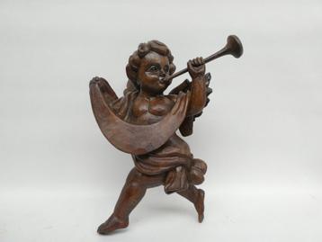 Een 2de 18de eeuwse eiken engel met bazuin beschikbaar voor biedingen