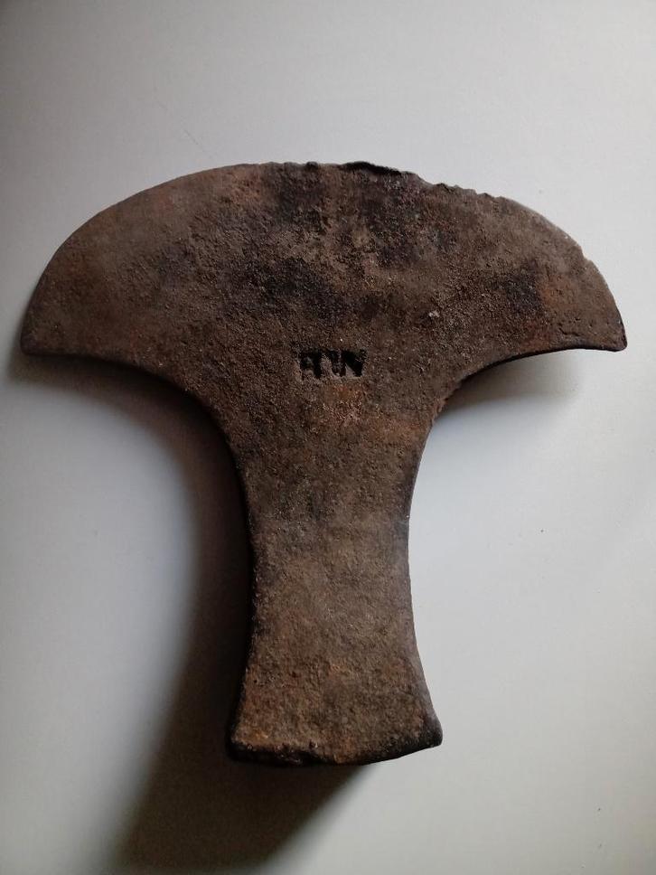 Smeedijzeren bijlhoofdartefact gesigneerd 17e Ardennen, Antiek en Kunst, Antiek | Gereedschap en Instrumenten, Ophalen of Verzenden