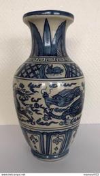 Vase balustre en céramique décoré de dragons, Chine