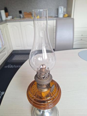Antieke olielamp beschikbaar voor biedingen
