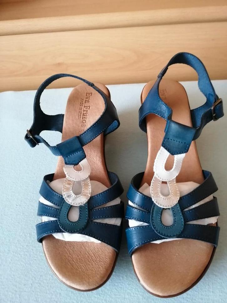 Nieuw: mooie blauwe leren sandalen T40, Kleding | Dames, Schoenen, Nieuw, Wit, Ophalen of Verzenden
