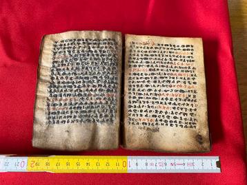 Twee zeer oude boeken, Ketab en Geez uit Ethiopië beschikbaar voor biedingen