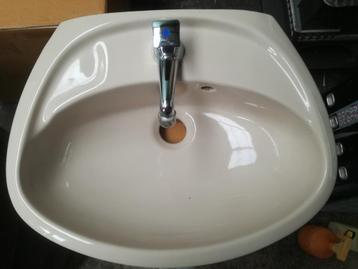kleine beige wastafel VILLEROY en BOCH +kraan  beschikbaar voor biedingen