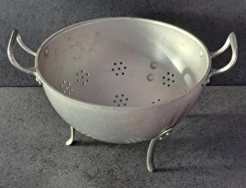 Belle ancienne passoire en aluminium beschikbaar voor biedingen