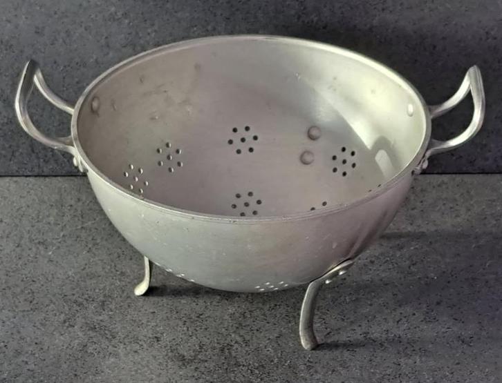 Belle ancienne passoire en aluminium, Antiek en Kunst, Curiosa en Brocante, Ophalen of Verzenden