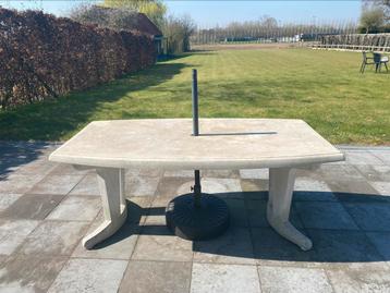 Tuintafel zoekt nieuw terras beschikbaar voor biedingen