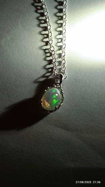 Sterling zilveren hanger met natuurlijke Ethiopische opaal  beschikbaar voor biedingen
