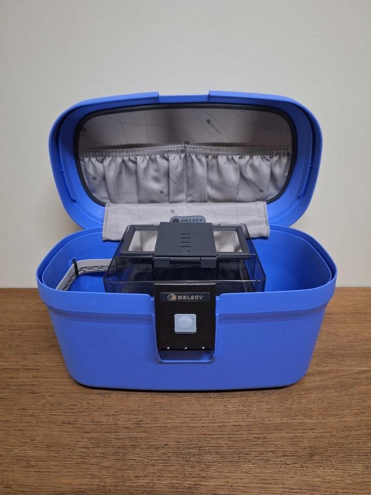 Beautycase met make-up houder Delsey (zgan), Handtassen en Accessoires, Beautycases, Zo goed als nieuw, Hardcase, Blauw, Met slot