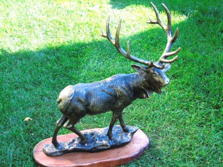 Pat bronzen gietijzeren hert op houten sokkel., Tuin en Terras, Tuinwanddecoratie, Nieuw, Ophalen