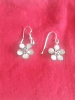 Superbes boucles d'oreilles Daisy, Bijoux, Sacs & Beauté, Boucles d'oreilles, Enlèvement ou Envoi, Comme neuf, Blanc, Argent