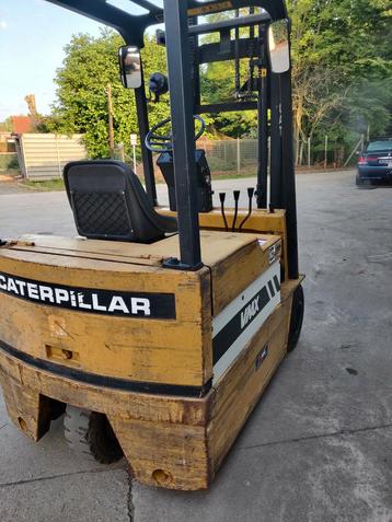 Elektrische heftruck met driedubbele mast beschikbaar voor biedingen