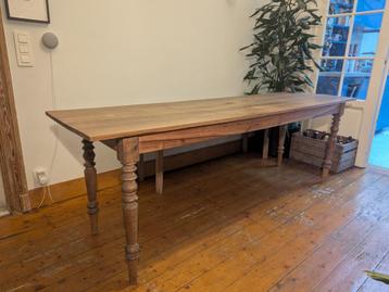 Prachtige houten eettafel + bank  beschikbaar voor biedingen
