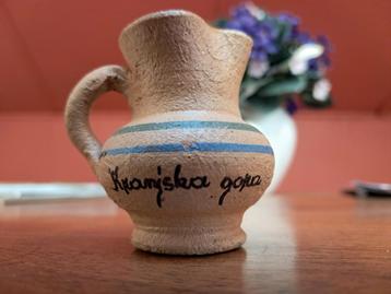 Kleine decoratieve terracotta kruik  beschikbaar voor biedingen