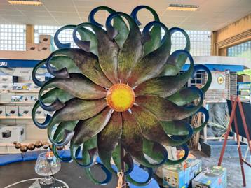 Moulin à vent en forme de fleurs en fer forgé beschikbaar voor biedingen