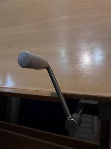 Tekentafel bureau hoger / lager ideaal voor op kot. 100 euro beschikbaar voor biedingen