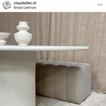 Beton ciré eettafels beschikbaar voor biedingen