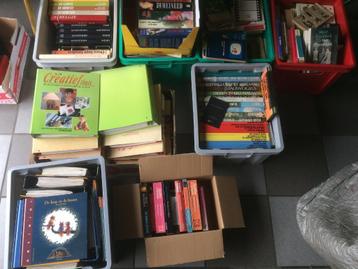 Lot boeken en tijdschriften, thrillers, allerlei, veel artis beschikbaar voor biedingen