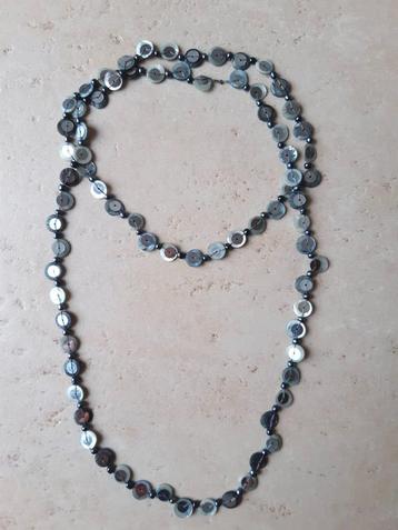 Donkerblauwe ketting beschikbaar voor biedingen