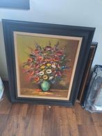 Te koop mooi bloemenschilderij met omkadering in notelaar, Ophalen