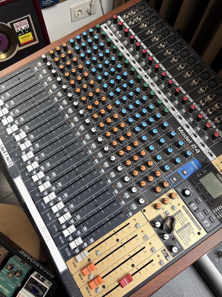 TASCAM MODEL 24 mixer/interface, Muziek en Instrumenten, Mengpanelen, Zo goed als nieuw, 20 kanalen of meer, Microfooningang, Ophalen