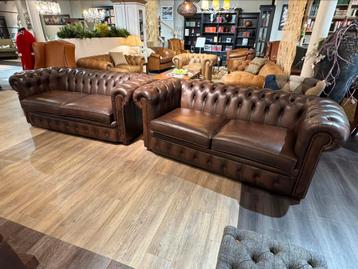 Engelse chesterfield salon 2 x 3 zits banken bruin beschikbaar voor biedingen