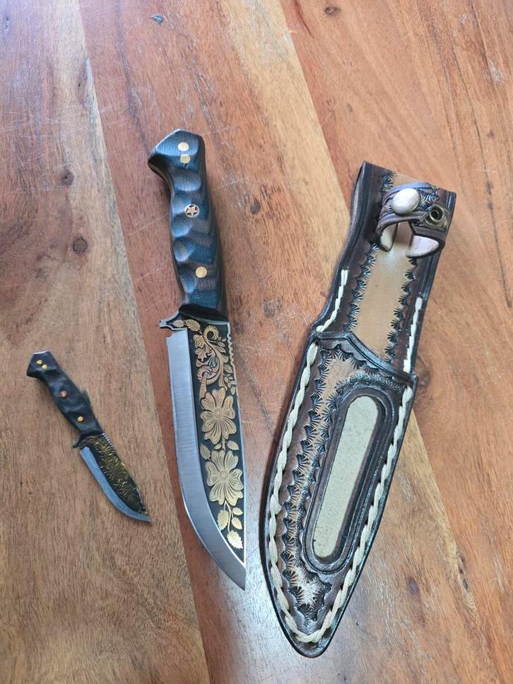 Mooi handgemaakt mes in rode geschenkdoos, Caravans en Kamperen, Kampeergereedschap, Zo goed als nieuw, Ophalen of Verzenden