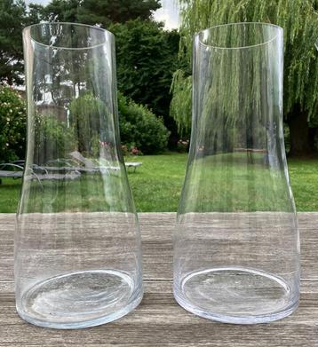 2 grote zware vazen gemaakt van dik glas  beschikbaar voor biedingen