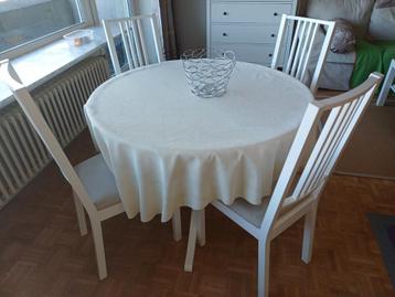 Uitschuifbare ronde eettafel + 4 stoelen beschikbaar voor biedingen