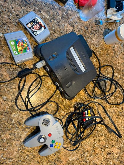 Nintendo 64 en parfait état 2 meilleurs jeux, Consoles de jeu & Jeux vidéo, Consoles de jeu | Nintendo 64, Comme neuf, Enlèvement ou Envoi