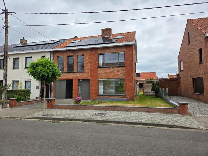 Halfopen woning, 4slk, 2 badk, tuin,EPC B, rustig! zonnepa✔️, Immo, Huizen te huur, Provincie West-Vlaanderen, Hoekwoning, Via bemiddelaar
