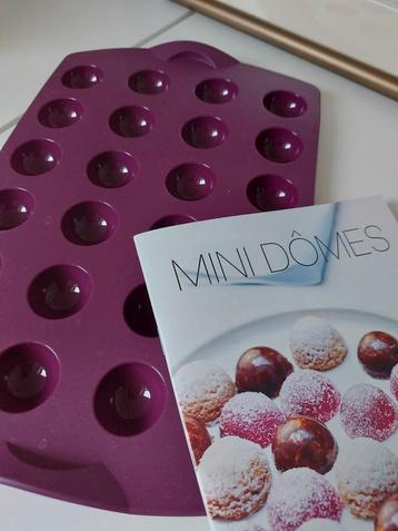 Moule mini dômes tupperware + livre de recettes disponible aux enchères