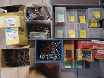 Set met vijzen, moeren, nagels, rondellen en schroeven beschikbaar voor biedingen
