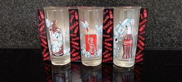 3 Collectie glazen van coca cola met verschillende prent. beschikbaar voor biedingen