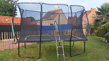 Rechthoekige trampoline met beveiligingsnet en opstapladder beschikbaar voor biedingen