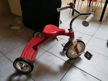 Antieke driewieler kinderfiets beschikbaar voor biedingen