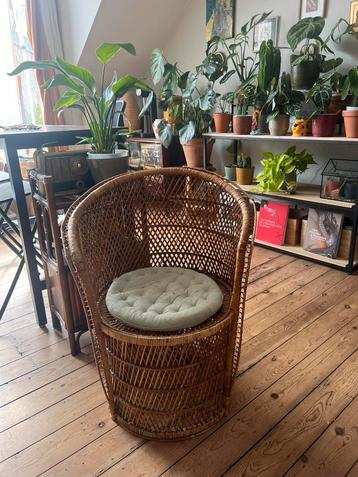 Rotan stoel beschikbaar voor biedingen