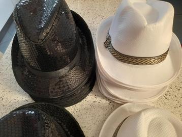 Chapeaux noirs pailletés et chapeaux blancs