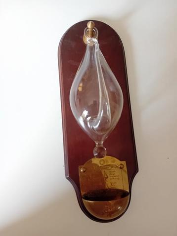 Oude barometer. beschikbaar voor biedingen