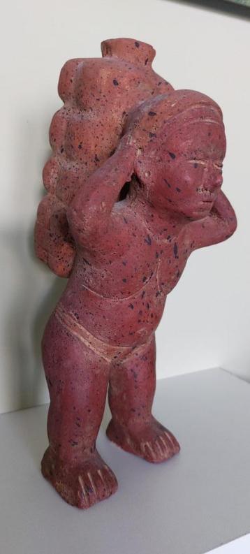 Beeld in terracotta in pre-Columbiaanse stijl waterdrager beschikbaar voor biedingen