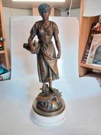 Beeld brons ? Op marmeren voet, vrouw met kip in mand, Ophalen of Verzenden