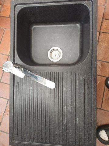 Spoelbak met kranen in goede staat.  beschikbaar voor biedingen