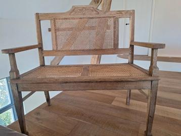 Mooi houten bankje met gevlochten zitting beschikbaar voor biedingen