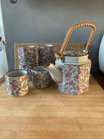 Theepot en 6 kopjes met bloemmotief, Ophalen, Zo goed als nieuw