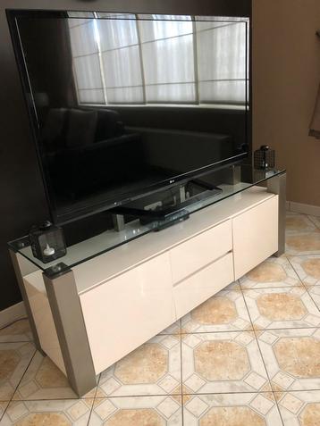 Modern tv-meubel met glas en opbergruimte beschikbaar voor biedingen
