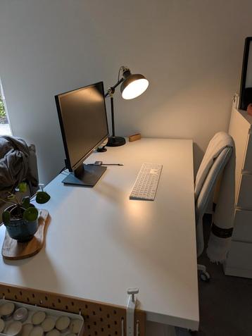 Bureau Ikea (in hoogte verstelbaar) beschikbaar voor biedingen
